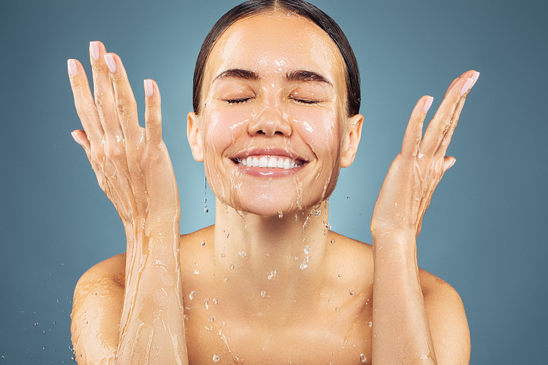 一个正在洗脸的女人图片下载