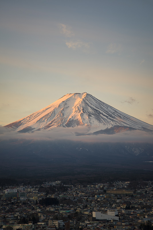 日出时富士山在藤吉田镇上空图片下载
