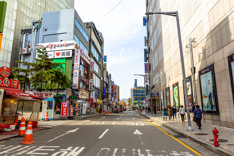 韩国首尔明洞购物街。图片下载