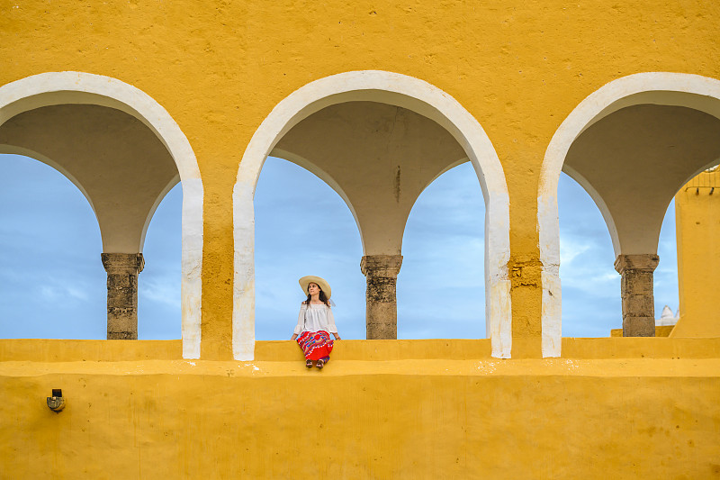 坐在墨西哥尤卡坦半岛伊扎马尔修道院外的女子图片下载