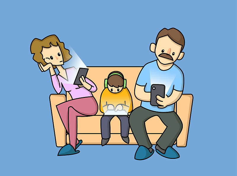 沉迷于电子产品的现代家庭坐在沙发上。平面矢量插图，孤立在蓝色背景。图片素材