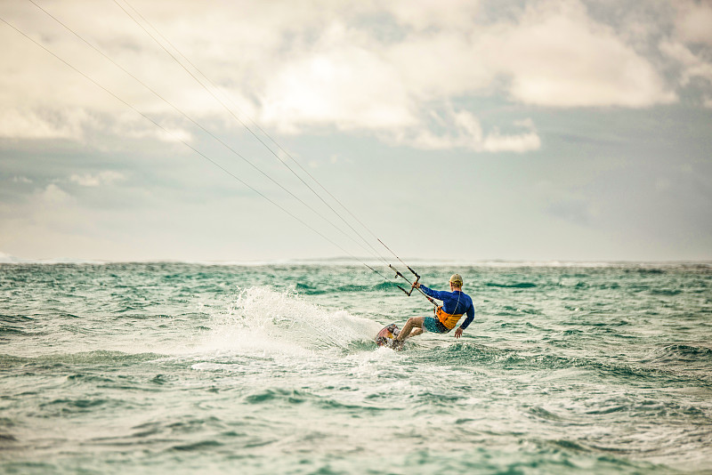 成熟的风筝滑板风筝冲浪在毛里求斯岛。图片下载