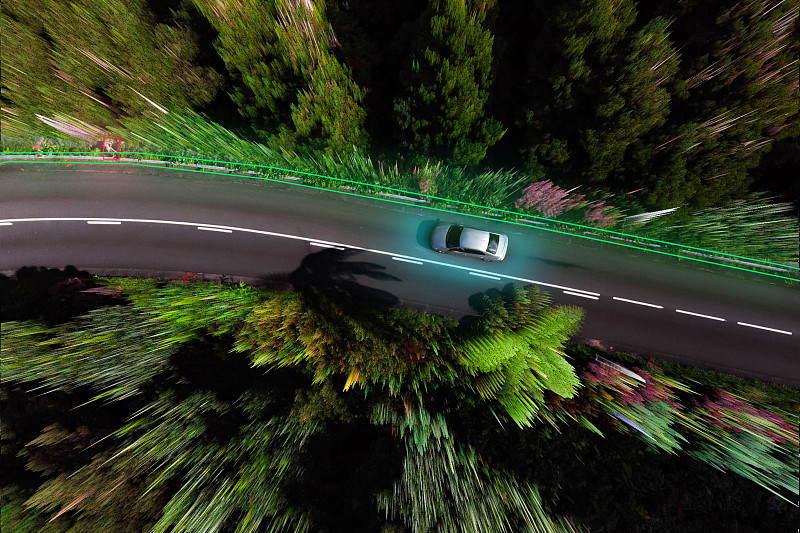 智能汽车通过传感器和未来技术评估道路。图片下载
