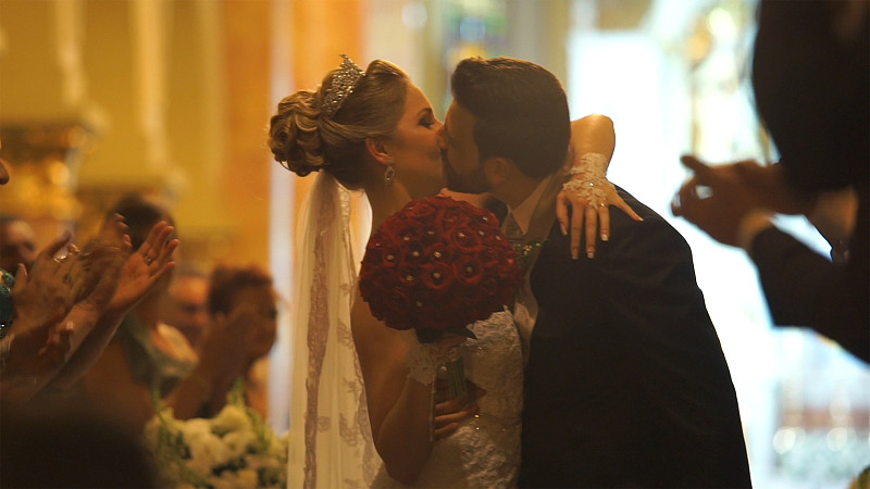 新娘和新郎在教堂举行婚礼后接吻图片素材