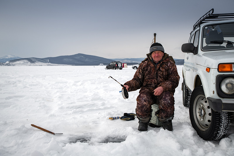 西伯利亚贝加尔湖上的渔夫图片下载