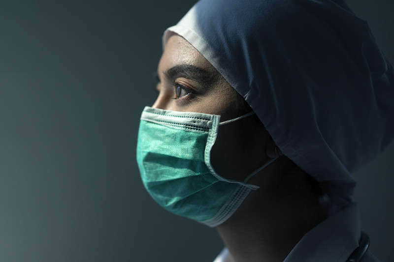 特写:戴面罩和防护服的亚洲女医生应对冠状病毒或Covid-19疫情的概念图片素材