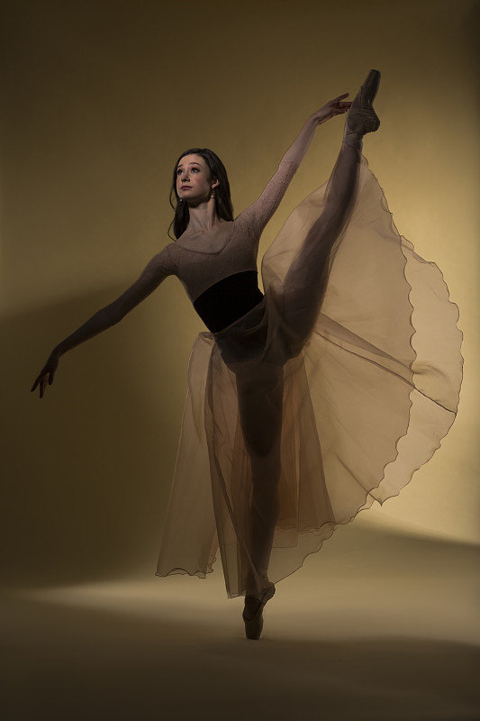 摄影棚里的芭蕾舞女演员图片素材