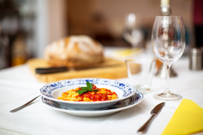 新鲜的意大利面装在盘子里放在餐桌上图片下载