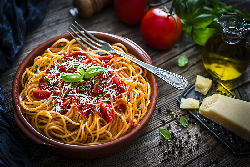意大利食物:加番茄酱的意大利面条图片下载
