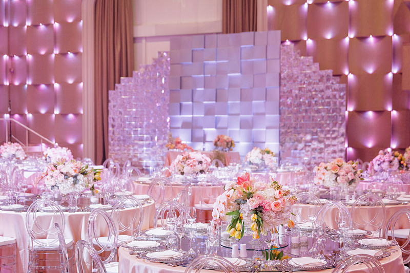 婚礼大厅的装饰是粉红色的图片素材