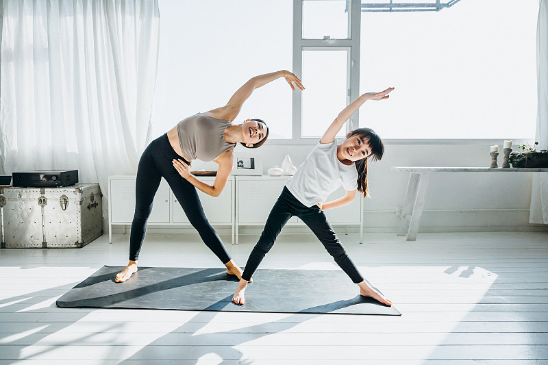 快乐的年轻亚洲母亲和小女儿一起锻炼和练习瑜伽在家里图片下载