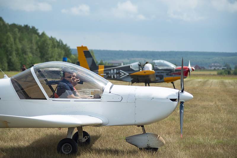 俄罗斯莫斯科地区，一名男子在一架轻型飞机的驾驶舱里自拍。图片下载