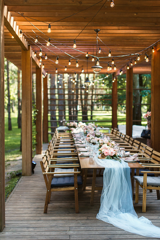 森林里一家餐厅阳台上的一张质朴的婚礼餐桌图片下载