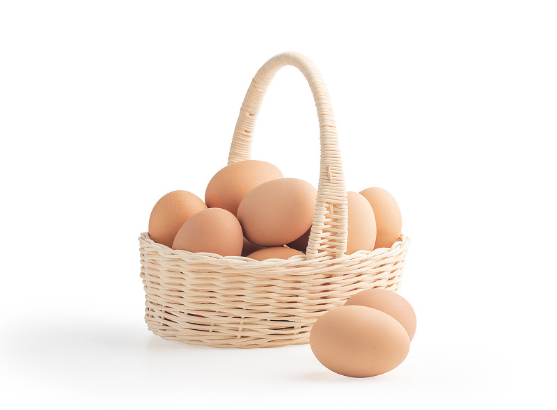 特写鸡蛋在篮子里的白色背景图片素材