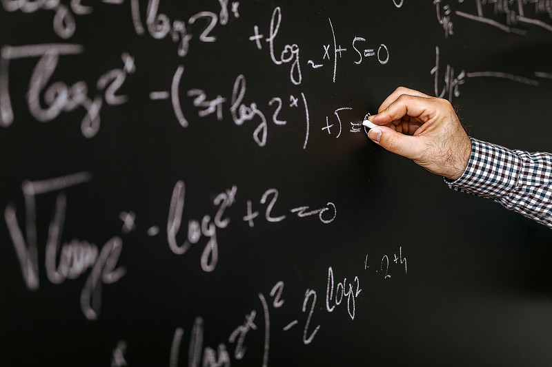 教授在黑板上教数学图片下载