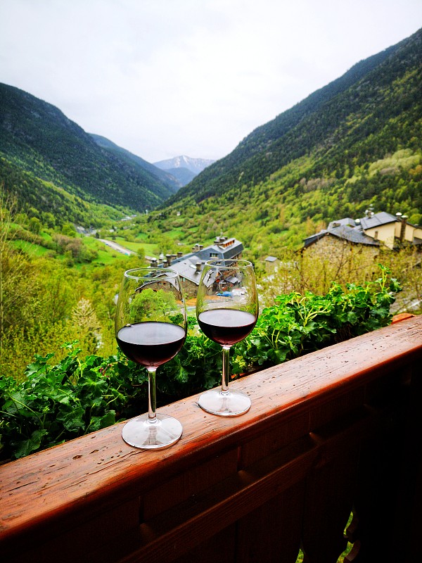 风景与几个葡萄酒杯和山脉图片素材
