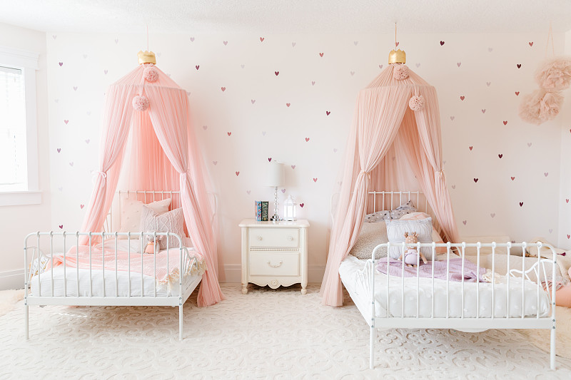 姐妹房，有配套的床和粉红色的顶棚图片下载
