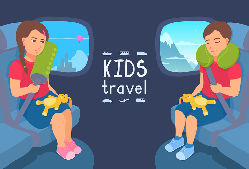 一个可爱的女孩和一个男孩坐在飞机座椅上，系着安全带，脖子上还有一个枕头。舒适的旅途，安全的旅行。一个坐飞机旅行的孩子。孩子睡觉。窗外风景。图片下载