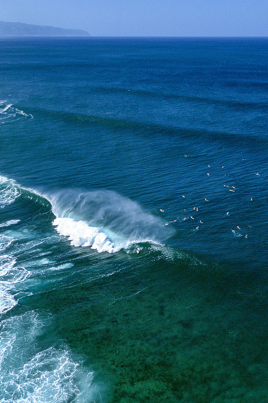 美国，夏威夷，在Ehukai海滩公园冬季冲浪图片下载