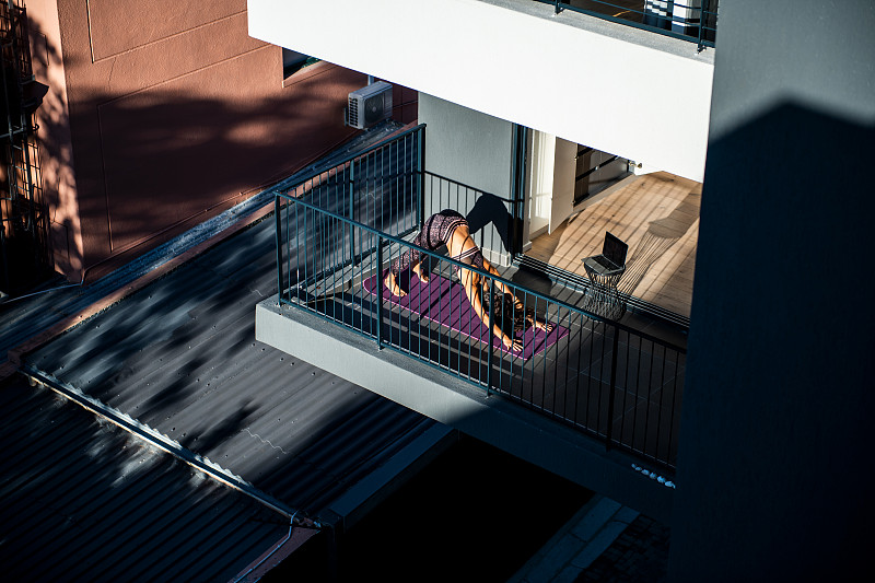 阳台上的瑜伽练习。图片下载