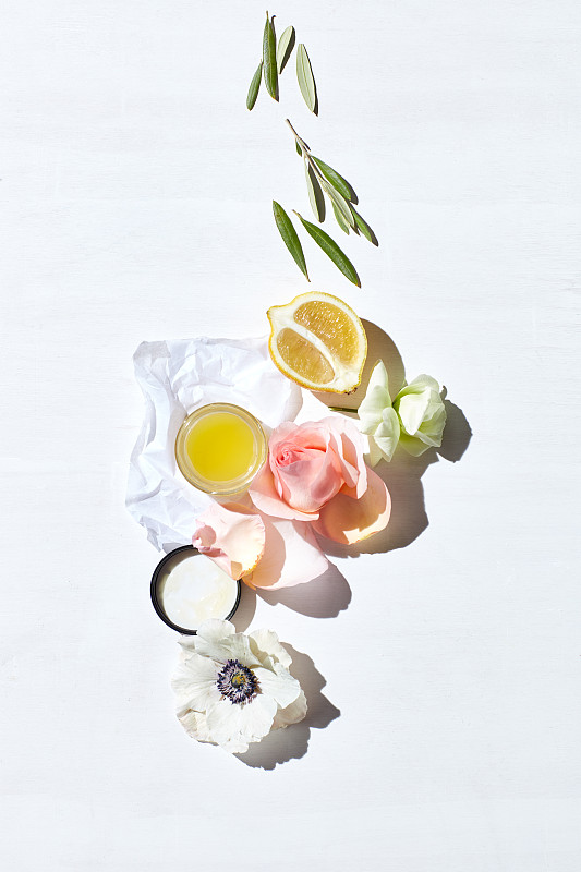 静物护肤产品，新鲜柠檬，花卉踏板图片素材