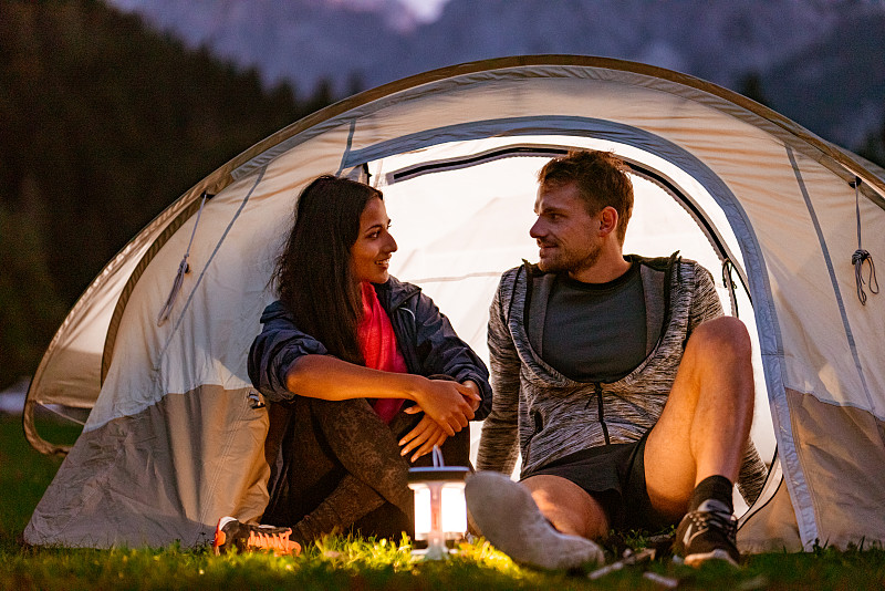 在山上露营的年轻夫妇图片下载