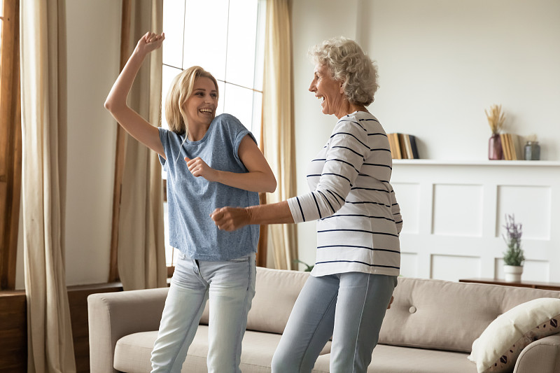 成年的孙女和年迈的奶奶在家里跳舞感觉很开心图片素材