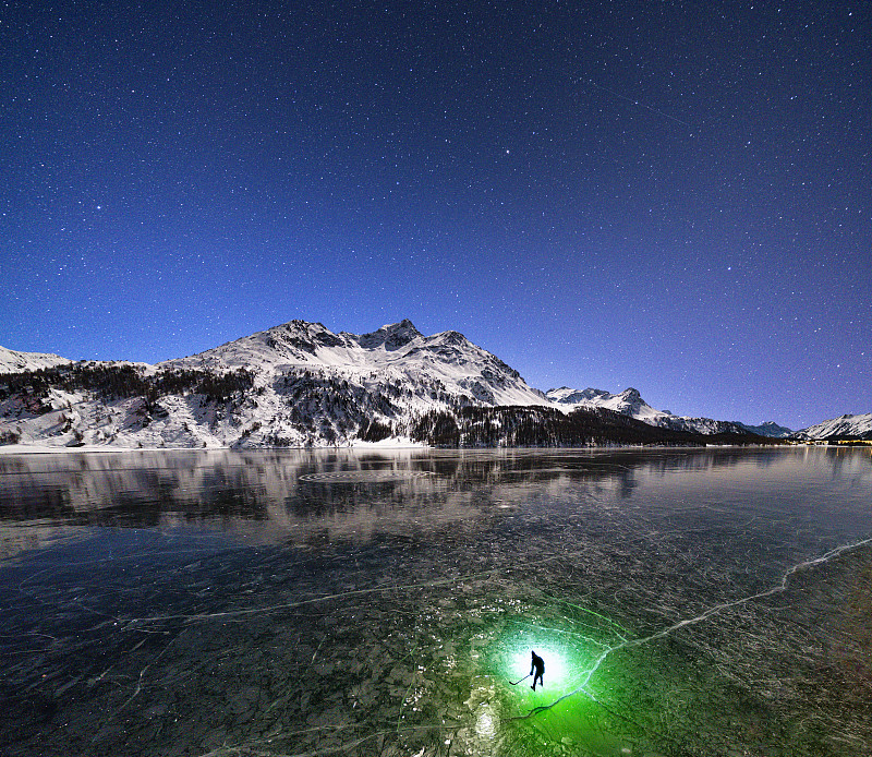 晚上在瑞士锡尔斯湖举行的冰球比赛图片素材