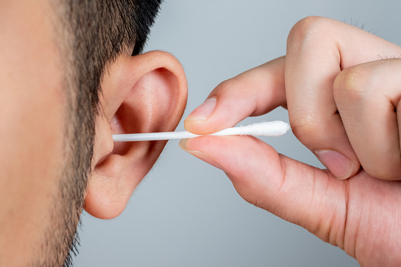 Cropped Image Of Man Cleaning Ear With Cotton Swab图片下载