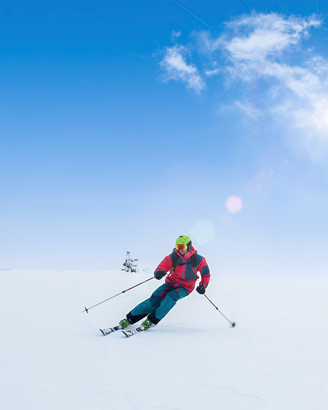 在粉雪山里免费滑雪图片下载