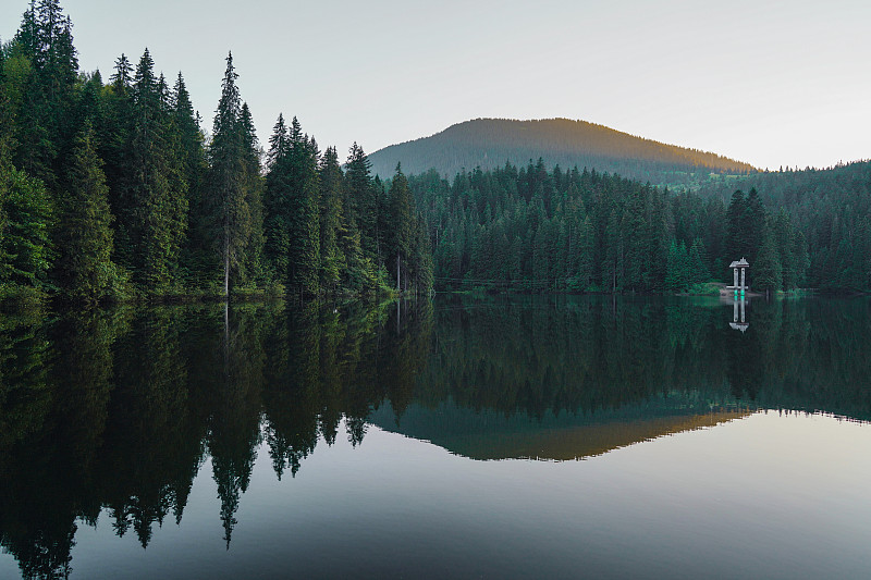 山中的Synevir湖的风景图片素材