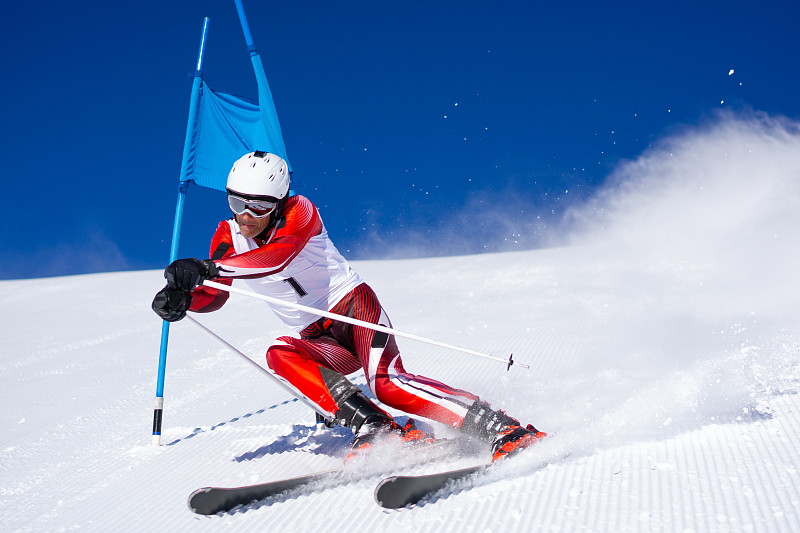 在滑雪坡上进行超级滑雪训练图片下载