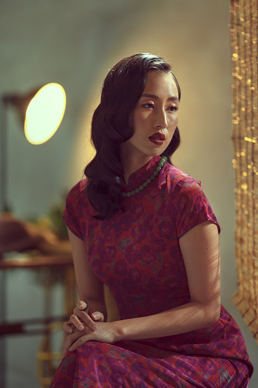 一个美丽的亚洲女士的肖像穿着传统的中国服装图片下载