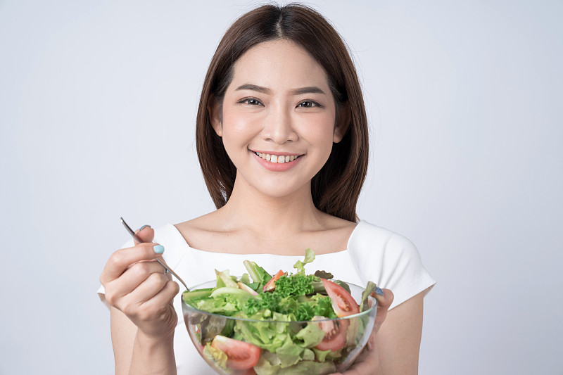 健康的生活方式，亚洲女性捧着一碗新鲜蔬菜沙拉，良好健康的有机食品。图片下载