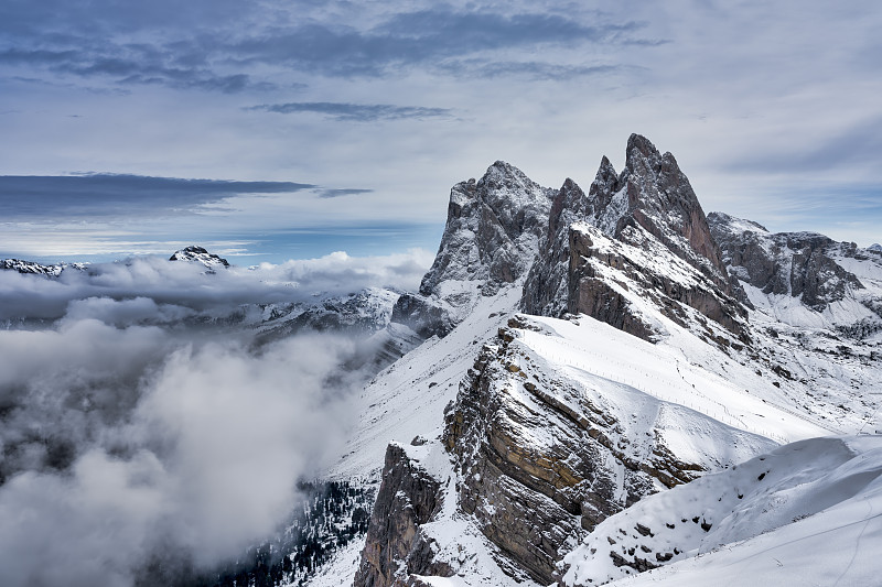 意大利南蒂罗尔加迪纳谷，雪顶塞塞达峰和奥德尔群图片素材
