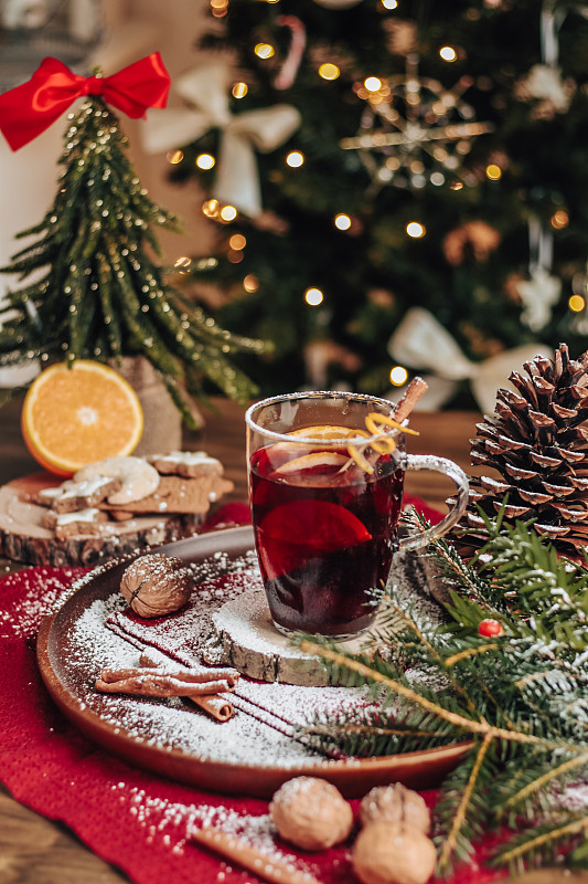 圣诞热葡萄酒Glühwein与香料和圣诞树图片素材