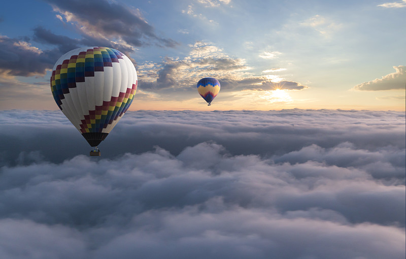 彩色的热气球在云层上飞行图片下载