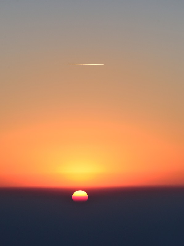 云中日出，高空飞行轨迹图片下载