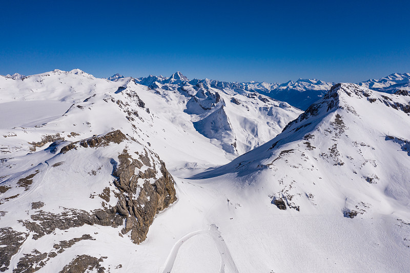 阿尔卑斯山在瓦莱州的戏剧性的鸟瞰图，上面的克兰斯-蒙大拿度假胜地，在瑞士图片素材