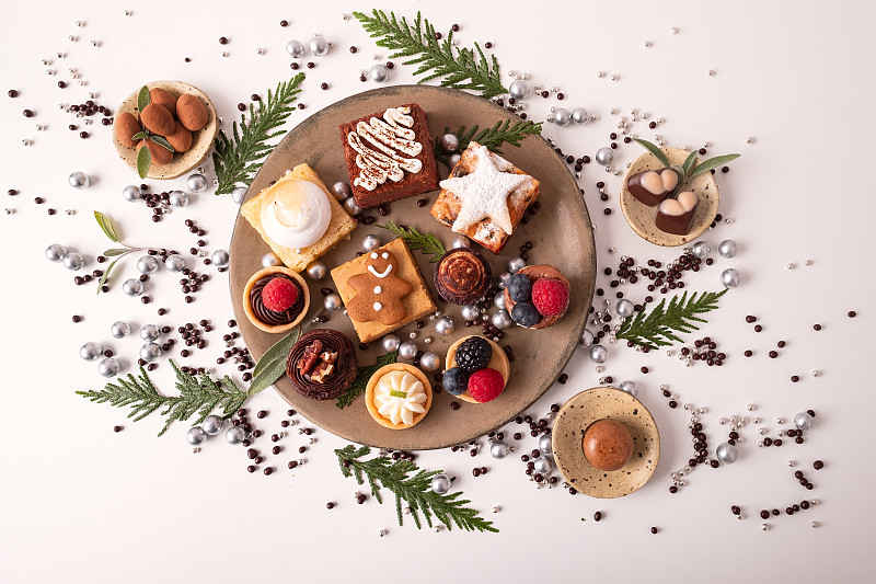 圣诞甜点盘，素食糖果在小盘子和背景图片下载