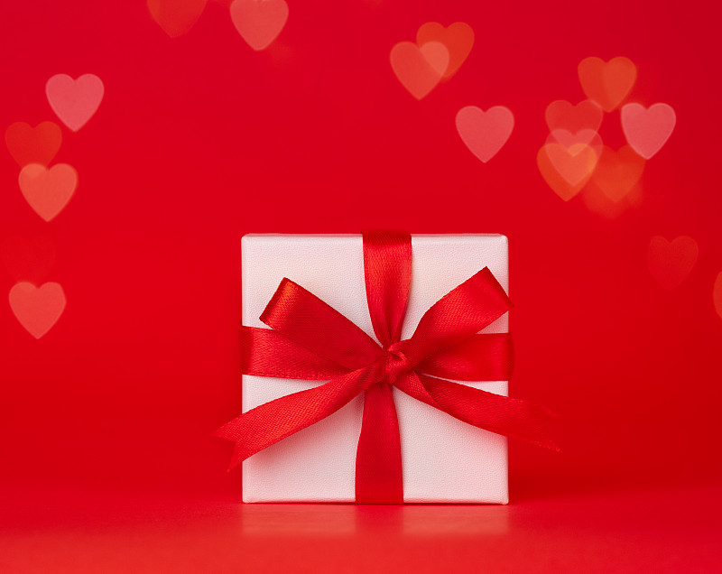 红色背景的礼品盒，情人节礼物。图片下载