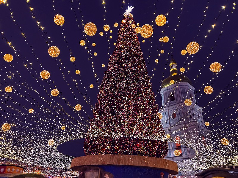 乌克兰首都基辅，古老的圣索菲亚大教堂附近，圣诞树装饰着金色的彩球。圣诞节和新年庆祝活动。图片下载