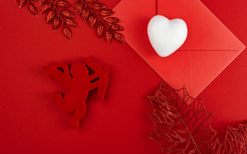 天使丘比特空白的红信封和圣诞饰品，红色的背景图片下载