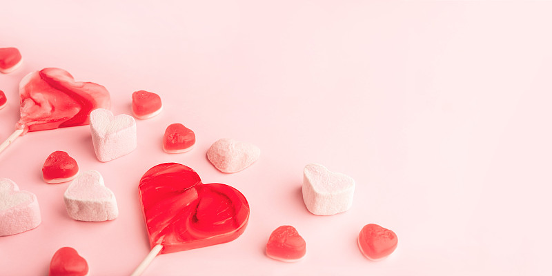 粉色浪漫假日背景与心形糖果。图片下载