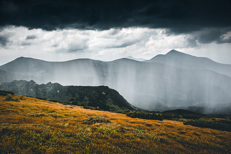 强降雨。喀尔巴阡山，乌克兰，欧洲。图片下载