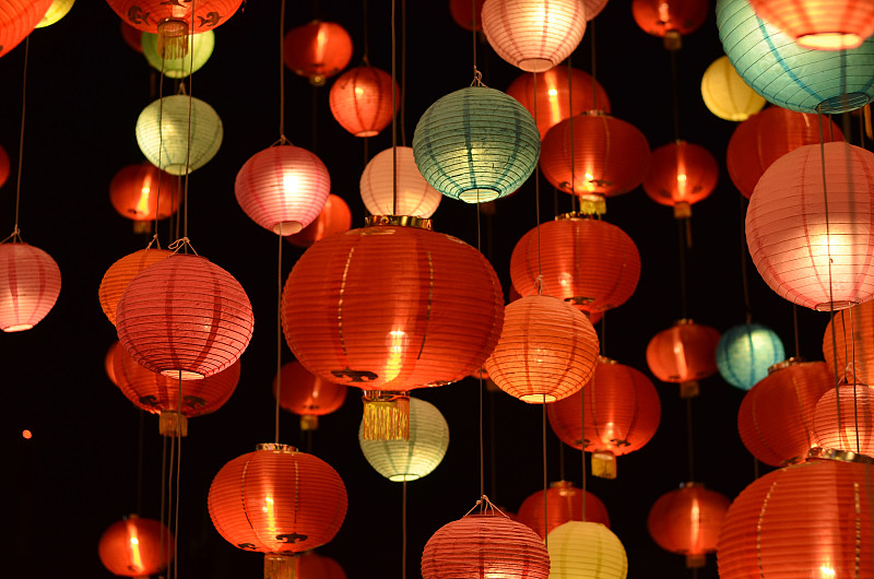 春节期间的中国灯笼，唐人街的中国新年灯笼，鞭炮庆祝，为背景图片下载