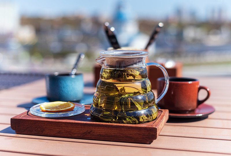 用玻璃茶壶冲泡绿茶，茶道。图片下载