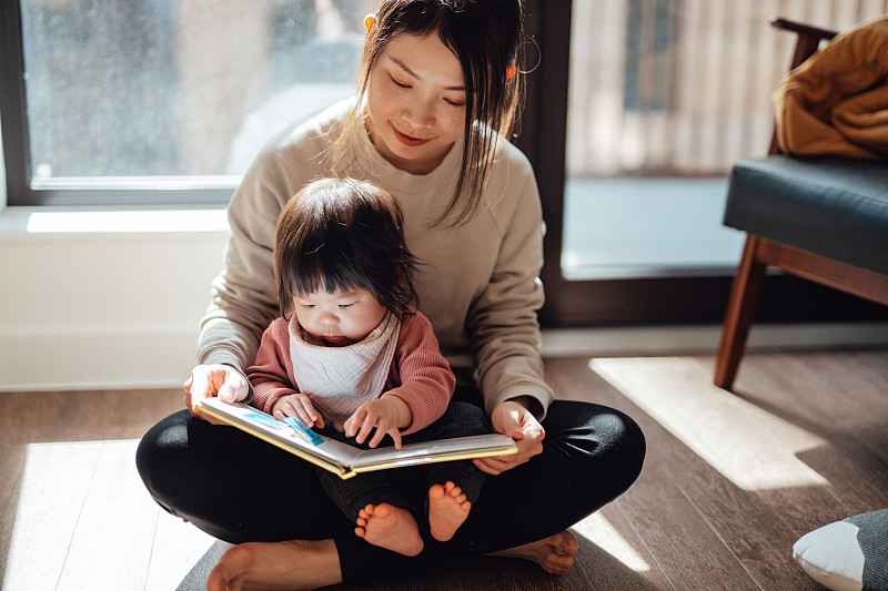 可爱的亚洲幼童和她的妈妈读故事书图片下载