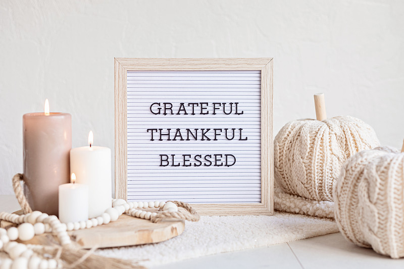 感受了信板的感恩，感恩，祝福。感恩节餐桌装饰图片下载