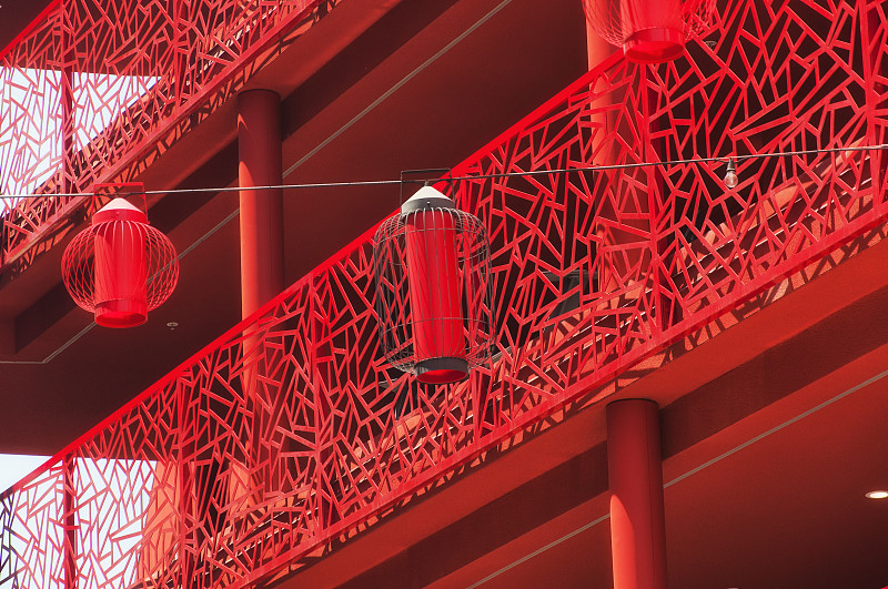 红色的中国灯笼和洛杉矶外的建筑图片下载